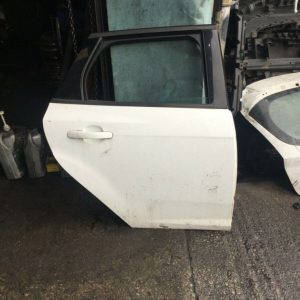 FORD FOCUS 2013 ESTATE O/S DRIVERS REAR DOOR COMPLETE IN WHITE